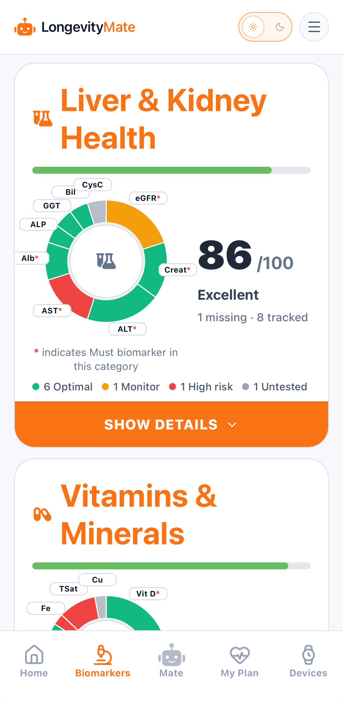 Tela de biomarcadores móveis do LongevityMate mostrando saúde do fígado e dos rins e cartões de categoria de vitaminas e minerais